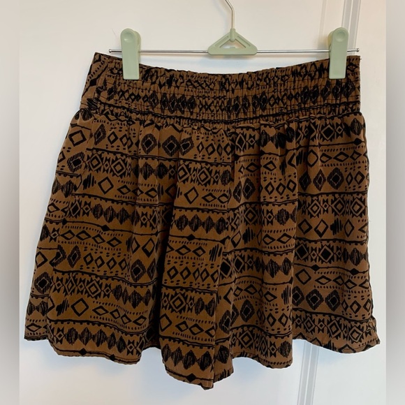 Flowy Elastic-Waist  Shorts - Picture 2 of 4